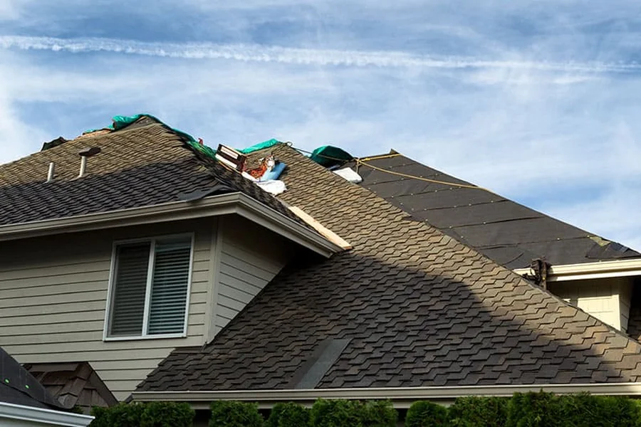 How Do Professional Roof Contractors in Cullman AL Safely Remove Old Asbestos Shingles?